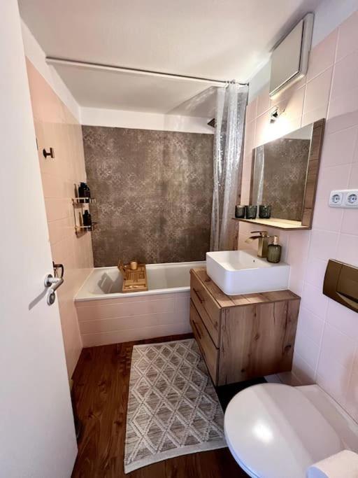 Bali Home Stylische Wohnung Mit Terrasse Schoenefeld Exterior photo